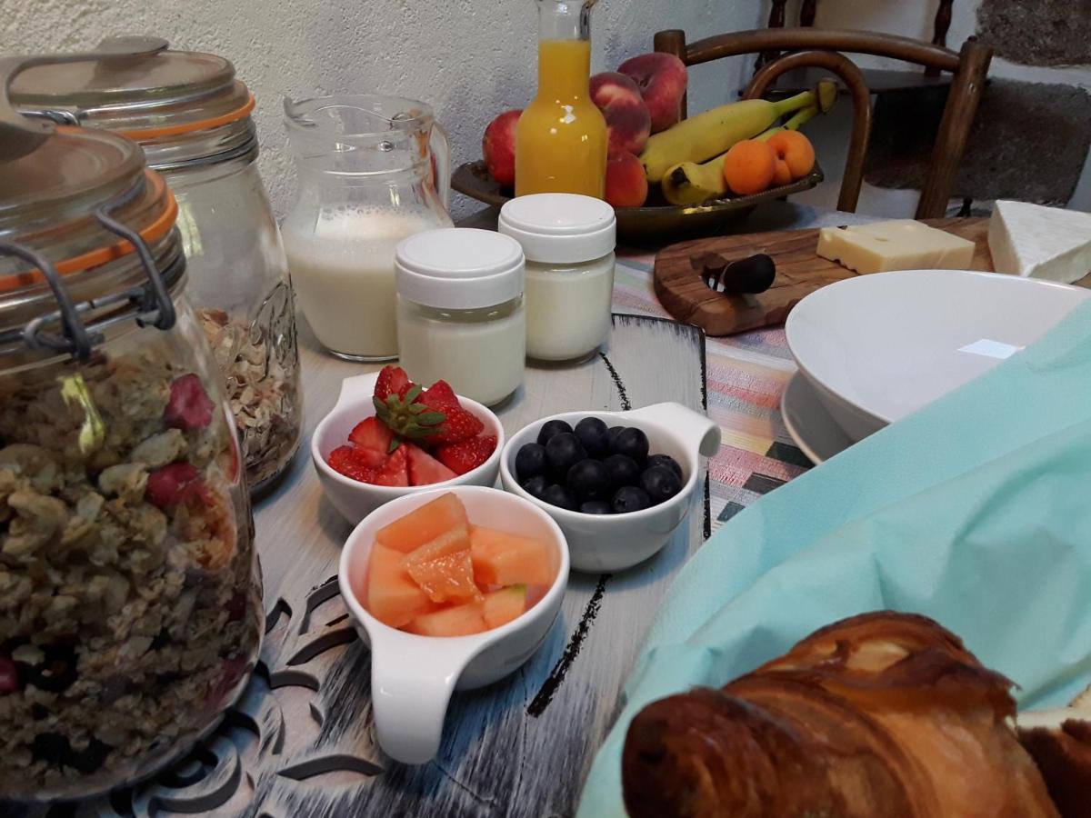 ลา เบล อาม Bed & Breakfast Saint-Priest-des-Champs ภายนอก รูปภาพ
